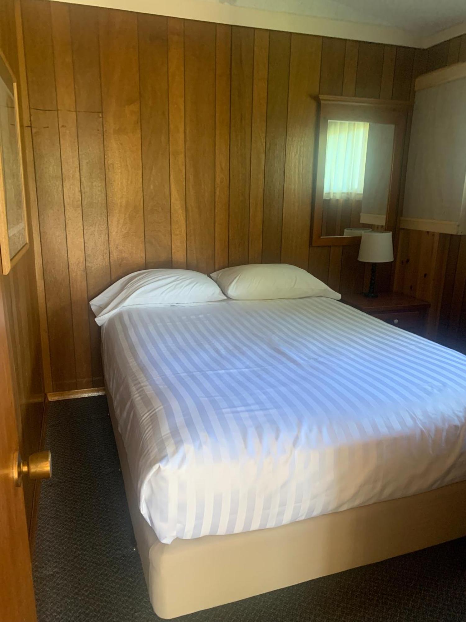 Colonial Bay Motel And Cottages Huntsville Eksteriør bilde