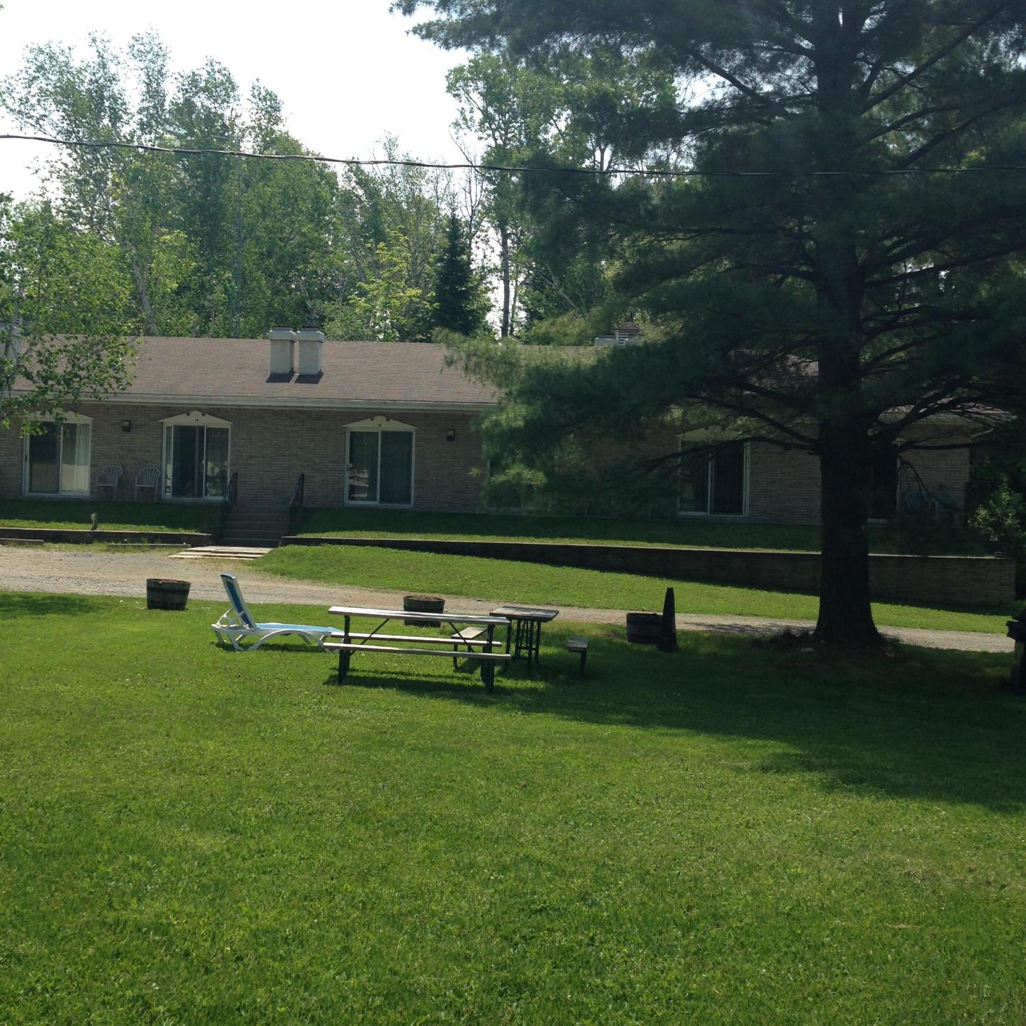 Colonial Bay Motel And Cottages Huntsville Eksteriør bilde